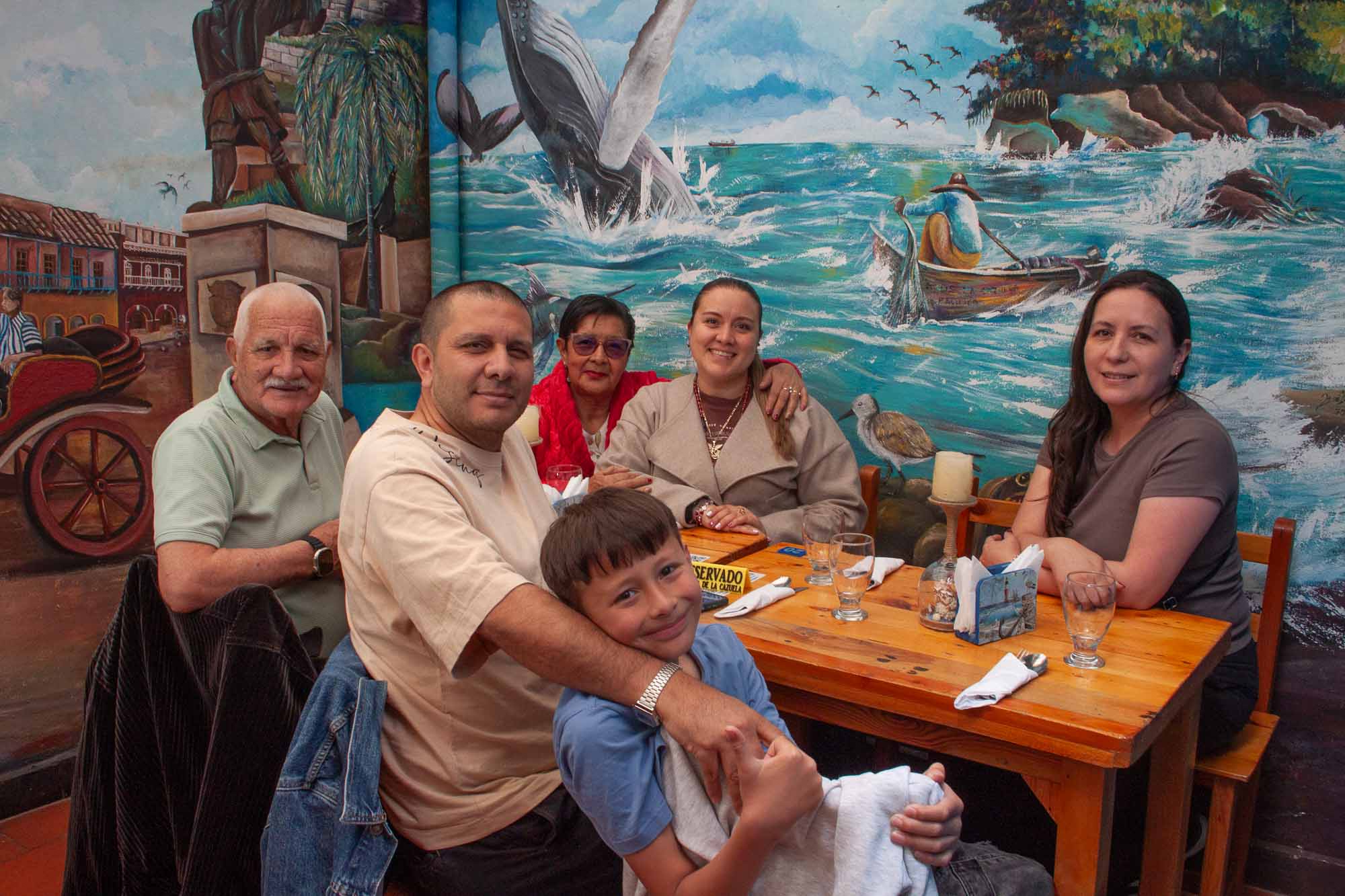 Mesa lista para tu reserva en La Cazuela