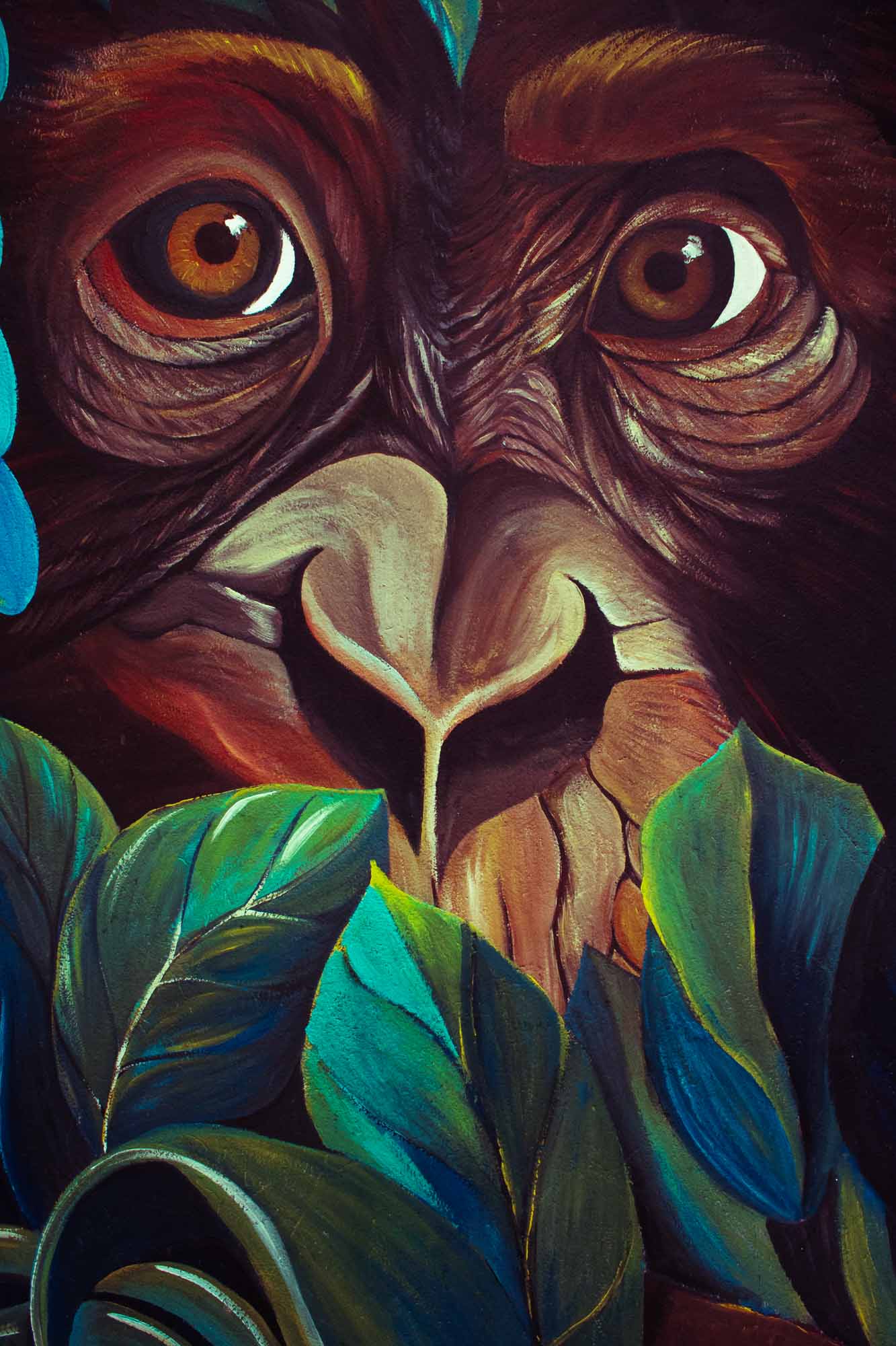 Mural de mono entre la selva tropical