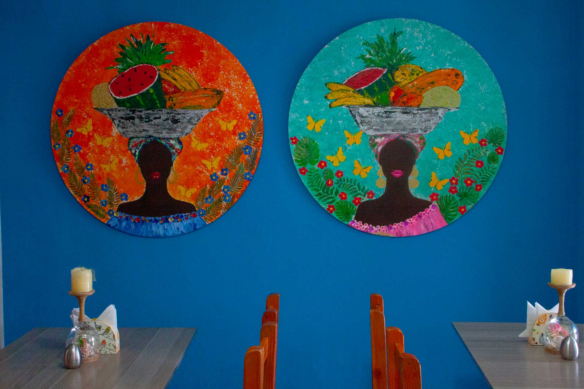 Pinturas circulares de Palenqueras en pared azul