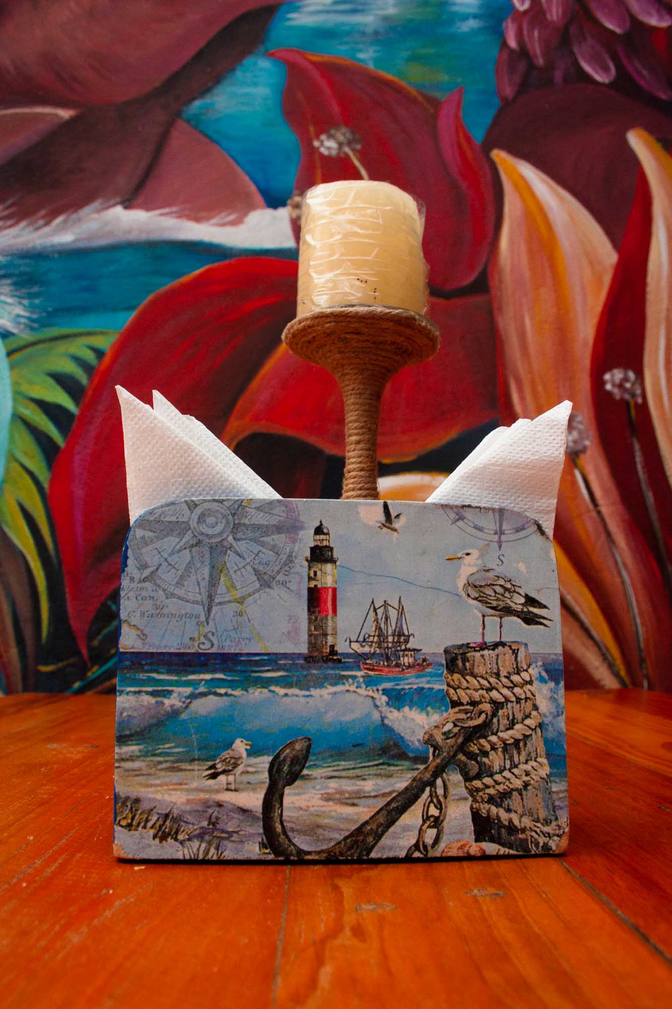 Mesa decorada con portaservilletas marino y vela